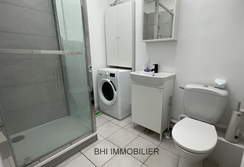 SALLE D'EAU AVEC WC A L'ETAGE