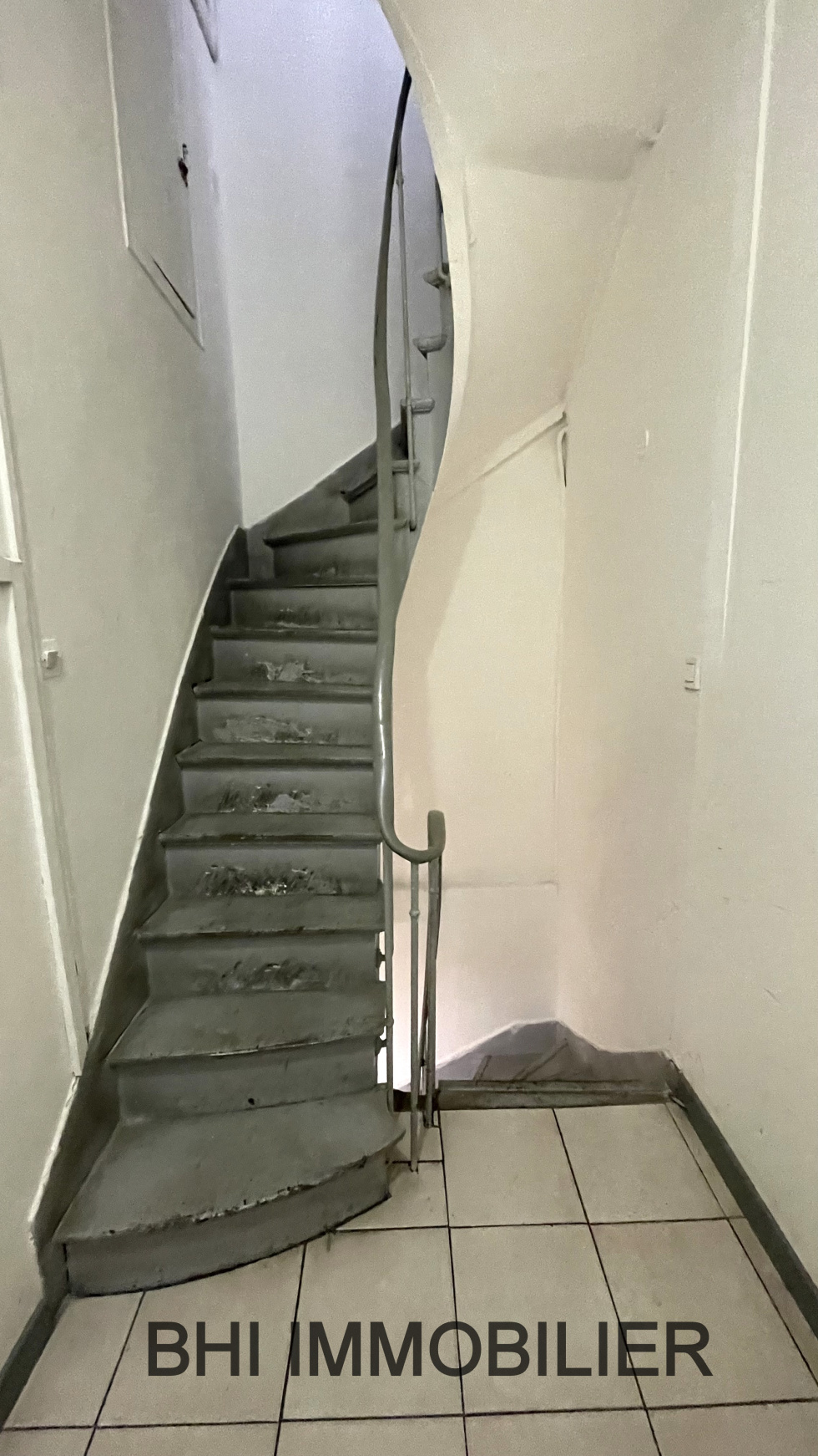 ESCALIER INTERIEUR POUR ACCES AU SOUS-SOL ET A L'ETAGE